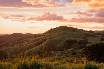 Hermoso atardecer en medio de montañas y el campo en Tilarán Costa Rica