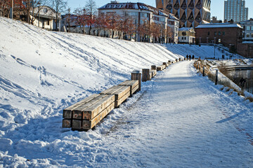 Obraz premium The embankment of the city pond on a sunny winter day