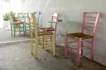 Bunte Stühle in der Taverne