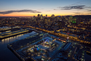 Fototapeta na wymiar Sunset behind the building of Montreal city 