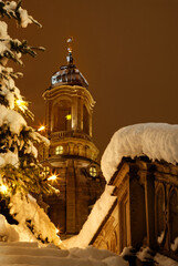 Die Frauenkirche Dresden mit Weihnachtsbaum im Schnee
