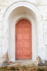 Fototapeta na wymiar a semicircular door in a semicircular doorway