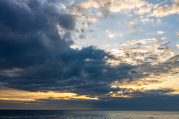 Fototapeta na wymiar cloudy sky over sea water. the sky after the storm