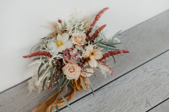 Bouquet de fleurs de mariée moderne avec fleurs séchées terracotta horizontal
