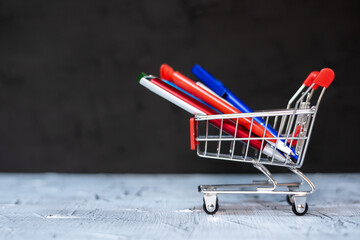 carrito de compras con bolografos 