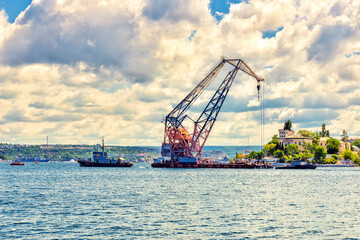 Moving a large floating port crane