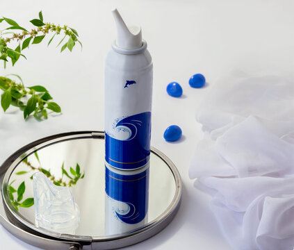 spray nasale. spray acqua marina, appoggiato sullo specchio. trattamento antiinfluenzale