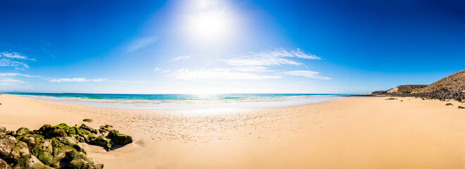 Panorama d& 39 une plage de sable avec des pierres dans les îles Canaries