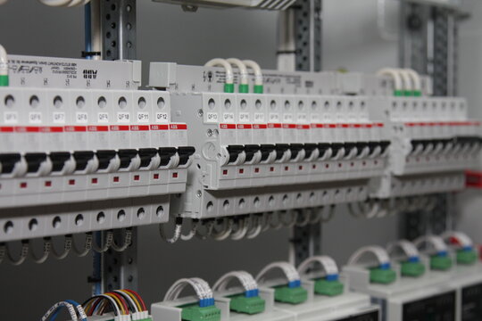 ABB circuit breakers with connection via PS3/12 power bus with white mounting wires.