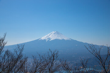 Fototapeta premium 山梨県 黒岳山頂から望む青空と富士山