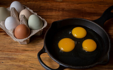 Huevos orgánicos desayuno saludable libre pastoreo proteína yema cruda cascarón ingredientes omelette sartén