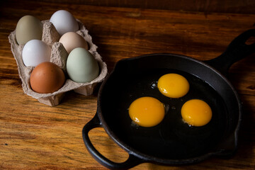 Huevos orgánicos desayuno saludable libre pastoreo proteína yema cruda cascarón ingredientes...