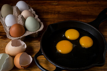 Huevos orgánicos desayuno saludable libre pastoreo proteína yema cruda cascarón ingredientes omelette sartén