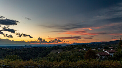Obraz premium Colorful sunset in the vineyards at the border between Italy and Slovenia