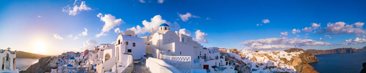 Wandcirkels aluminium White houses in the town of Oia on the island of Santorini, panorama © luchschenF