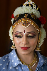 Fototapeta na wymiar Bharatnatyam dancer before the performance 
