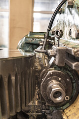 Manufacturing and cutting of a cogwheel tooth on an oil-cooled gear cutting machine.