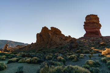 Beginn des Sonnenuntergangs im Teide Nationalpark auf Teneriffa. Die Sonne ist hinter einem Felsen