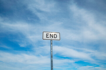A sign with the word End