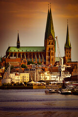 Obraz premium lübeck kirche hafen skyline