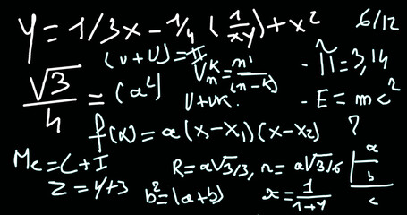 Fototapeta na wymiar formules mathématique sur tableau noir avec écriture de couleur 