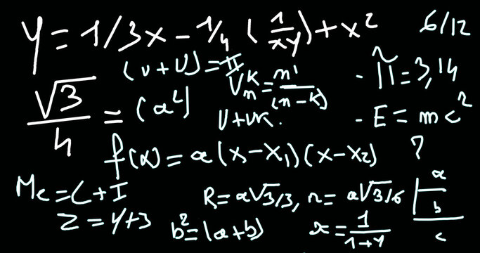 formules mathématique sur tableau noir avec écriture de couleur 