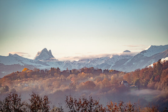 View from the Boulevard des Pyr&eacute;n&eacute;es  at sunrise during winter in Pau, France