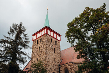 Turm mit grünem Dach  