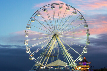 Fototapeta premium Ferris wheel with beautiful sunset sky at the Seaburn illuminations