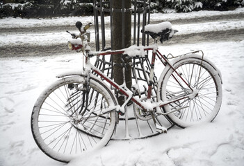 cityscape - bike in the snow