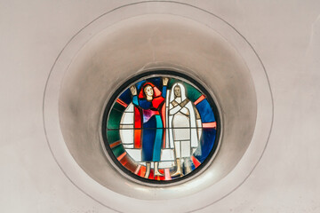 Sakrale Glasarbeit in Kirche
