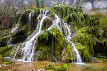 Fototapeta premium Cascade des tufs de Baume les Messieurs dans le Jura