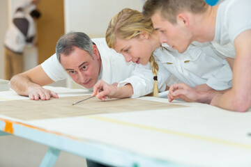 Obraz premium decorating team painting a room