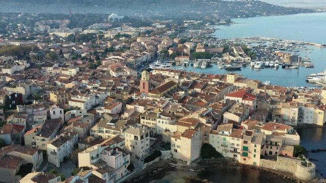 survol de Saint-Tropez sur la french Riviera dans le Var, sud de la France