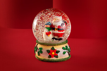 Bola de navidad con nieve y santa claus