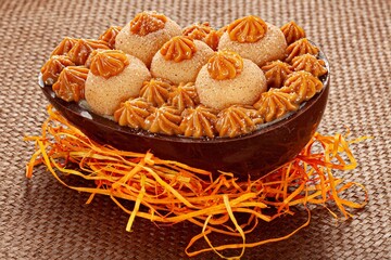 Óvos de Colher recheados de chocolate com cobertura. Páscoa doce