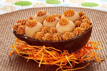 Óvos de Colher recheados de chocolate com cobertura. Páscoa doce