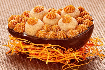 Óvos de Colher recheados de chocolate com cobertura. Páscoa doce