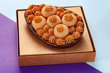 Óvos de Colher recheados de chocolate com cobertura. Páscoa doce