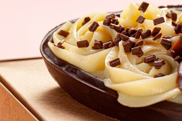 Ovos de colher decorados de chocolate com fundo colorido, páscoa e doces