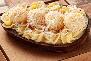 Ovos de colher decorados de chocolate com fundo colorido, páscoa e doces