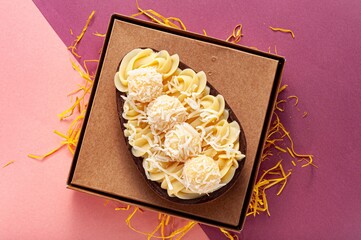 Ovos de colher decorados de chocolate com fundo colorido, páscoa e doces