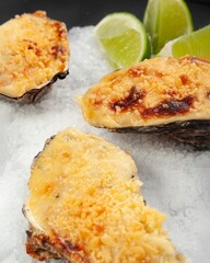 Ostras Recheadas Gratinadas na cama de sal