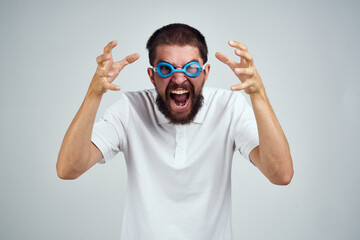 Naklejka premium bearded man white shirt goggles for swimming light background