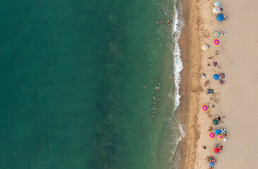Fototapeta na wymiar Top view sombrillas en la playa.
