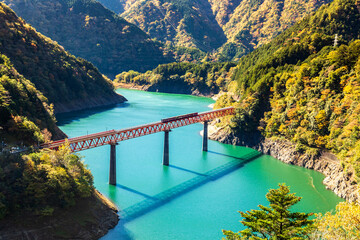 紅葉の奥大井湖上駅と大井川鐡道