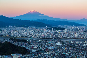 静岡市朝鮮岩から夕方の富士山と静岡市の街並み