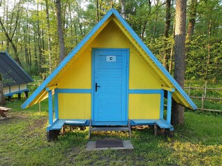 Mały drewniany domek wypoczynkowy nad morzem © FotoDax