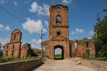 Fototapeta na wymiar View of the ruins of the old castle in Korets, Rivne region, Ukraine. August 2021
