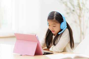 タブレットを使って学習する女の子